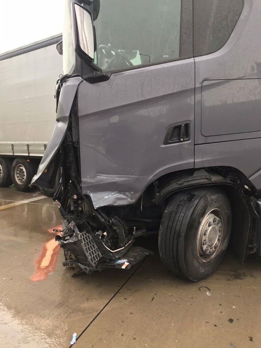 Kolizja na drodze S8 w Polichnie. Ciężarówka zatarasowała drogę - ZDJĘCIA