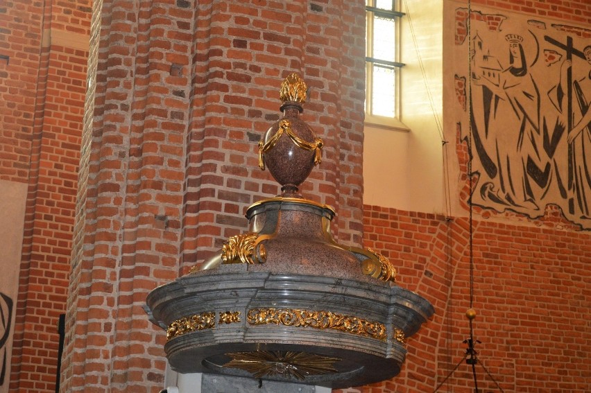 Renowacja dzieł sztuki w opolskiej katedrze. Wypiękniała ambona, figura i obraz czekają na zakończenie prac