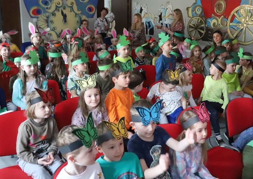 Powitanie wiosny w przedszkolu numer 4 w Radomiu. Piękne przedstawienie w wykonaniu dzieci. Zobacz zdjęcia