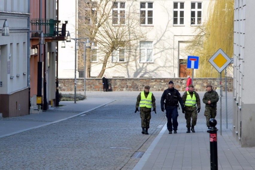 Koronawirus i ostre zakazy w poruszaniu się po Kielcach. Patrole policji na ulicach