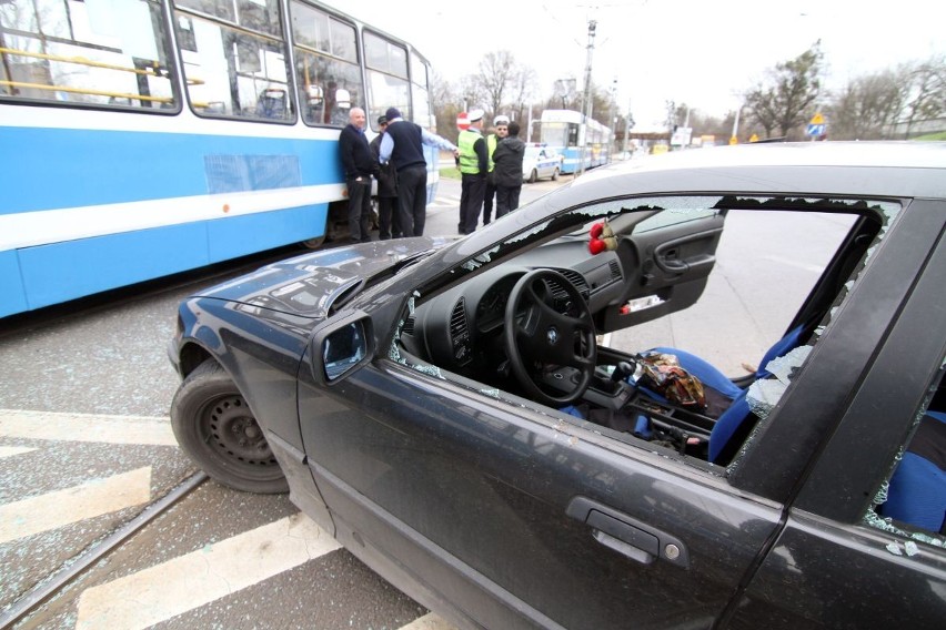 Wrocław: BMW wjechało pod tramwaj (ZDJĘCIA)