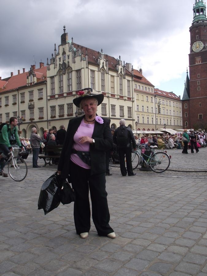 Seniorzy hucznie świętują we Wrocławiu. Marsz Kapeluszy za nami (ZDJĘCIA)