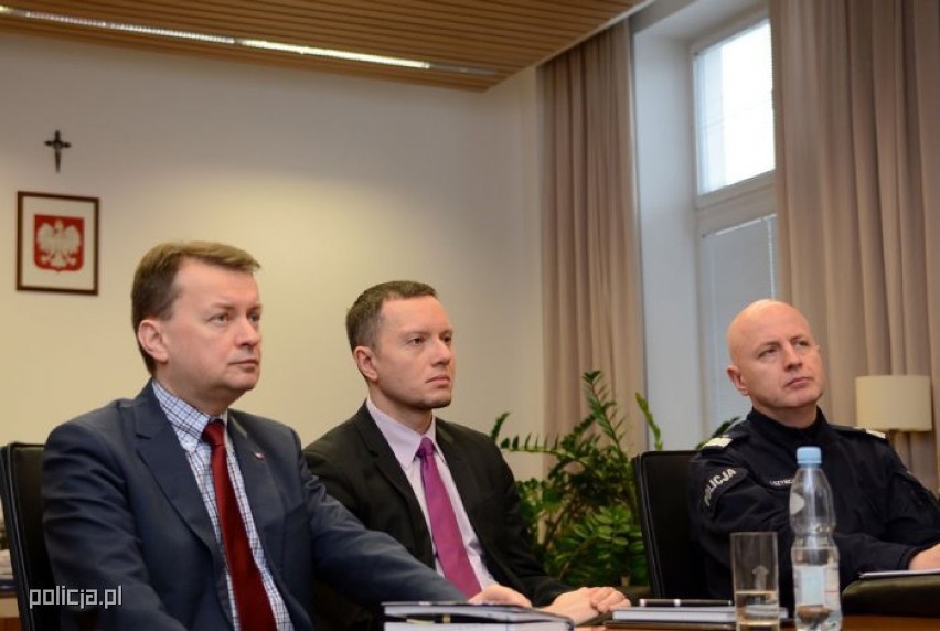 Do roku 2019 policjanci zarobią w sumie 609 zł więcej [modernizacja służb mundurowych]