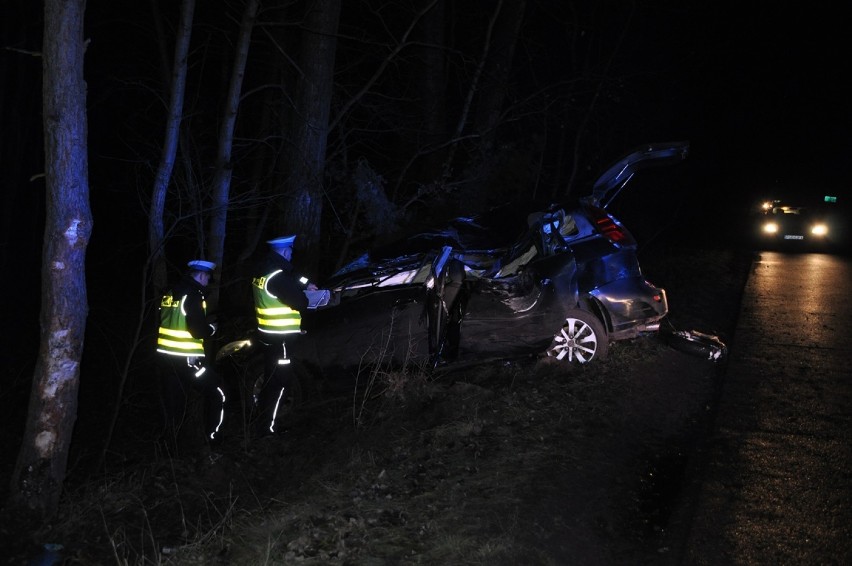 Wypadek: na trasie Śrem - Gaj dachowało auto. Dwie osoby w...