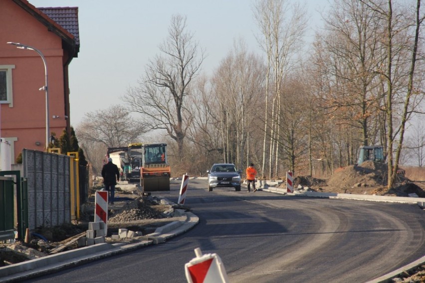 Remont ulicy Szczytnickiej w Legnicy - jest już pierwsza warstwa asfaltu [ZDJĘCIA]