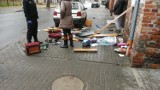 Kobieta wyrzucała swoje rzeczy z mieszkania na Stodólnej we Włocławku [zdjęcia]