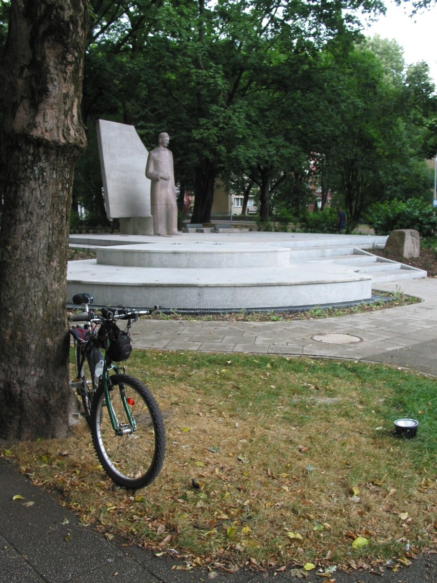 Susza na nowej fontannie i cokole pomnika Karola...