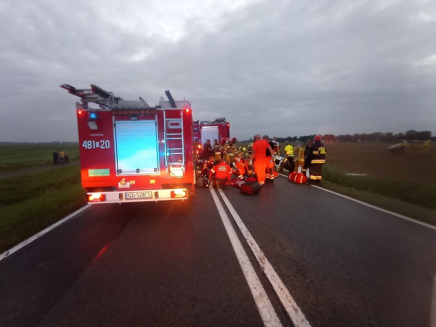 Stare Pole. Groźny wypadek na drodze krajowej nr 22. Dachował bus z dziewięcioma osobami