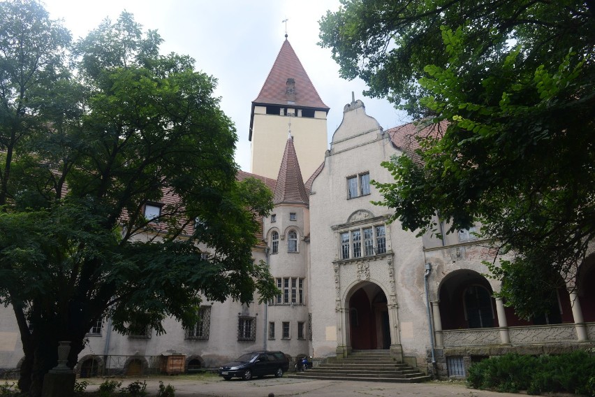 Na tzw. nowy zamek z 1909 r. w Lubniewicach można popatrzyć tylko zza ogrodzenia, ale i tak warto