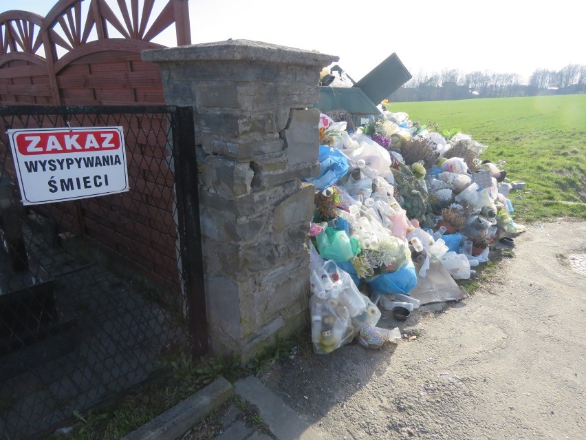Góra śmieci przy cmentarzu parafialnym we Frydrychowicach. Urzędnicy kazali proboszczowi się tym zająć [ZDJĘCIA] 16.04.2021