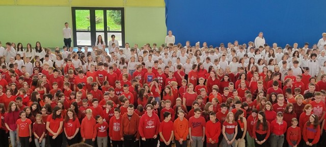 Szkoły w Piotrkowie stanęły do hymnu. Jak uczczono Święto Niepodległości, 11 listopada 2022, w piotrkowskich szkołach