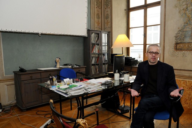 Andrzej Kucharczyk w gabinecie przeznaczonym na nową salę kinową w ARS-ie