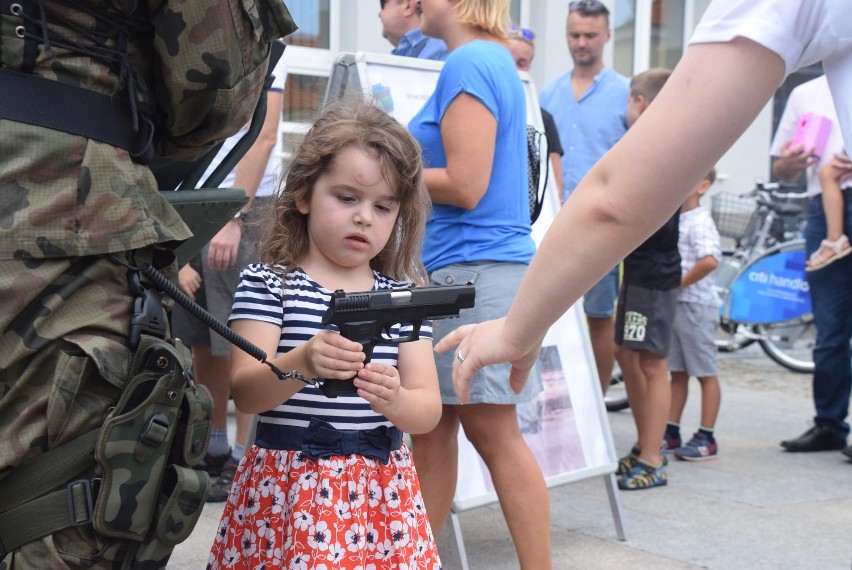 Święto Wojska Polskiego w Białymstoku. Kolejka po grochówkę, a ta się skończyła