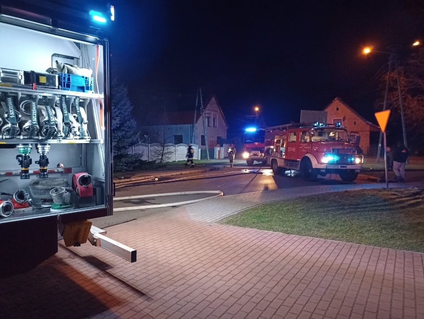 To była pracowita noc dla strażaków z Opolszczyzny. Pożary w Stobrawie, Łambinowicach i Antoniowie. Spłonęły 3 samochody i pustostan