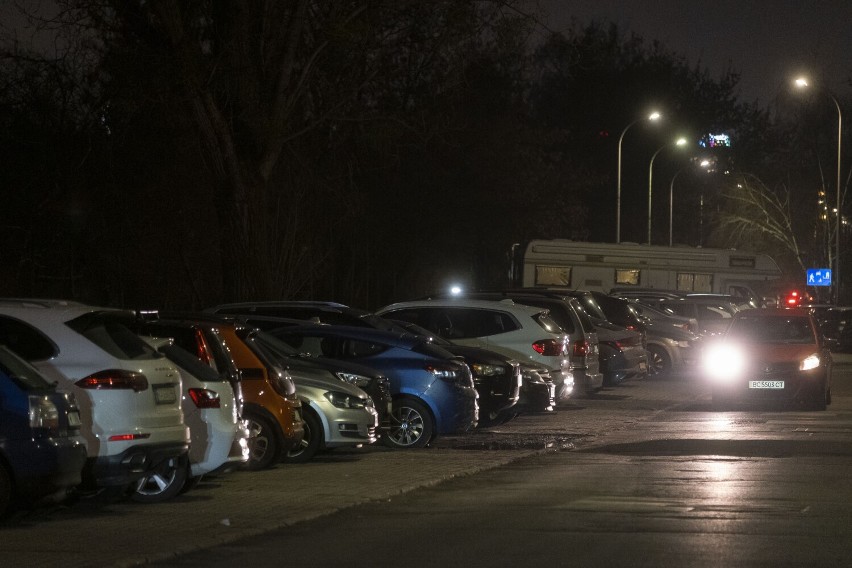 Paraliż osiedlowych uliczek po wprowadzeniu strefy płatnego parkowania na Mokotowie. 40-minutowe korki, ruchem kieruje policja