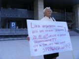 POZNAŃ - Protest przed Urzędem Wojewódzkim. 75-latka walczy o odszkodowanie od PSE