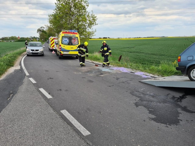 W Papowie Biskupim zderzyły się opel corsa i volkswagen golf. Jeden z kierowców trafił do szpitala