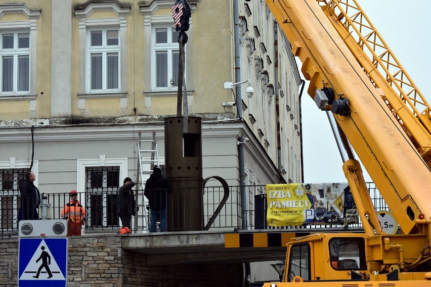 Powiększona replika łukasiewiczowskiej lampy trafiła z Rynku...