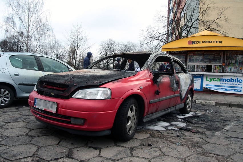 Pożar samochodu na Chłopskiej w Gdańsku. Spłonął doszczętnie [ZDJĘCIA, WIDEO]