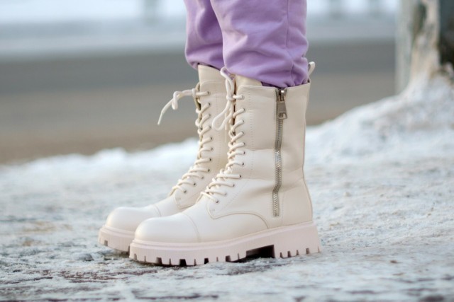Wybór butów zimowych bywa trudny. Dlatego warto zapoznać się z modowymi inspiracjami na chłodne dni.