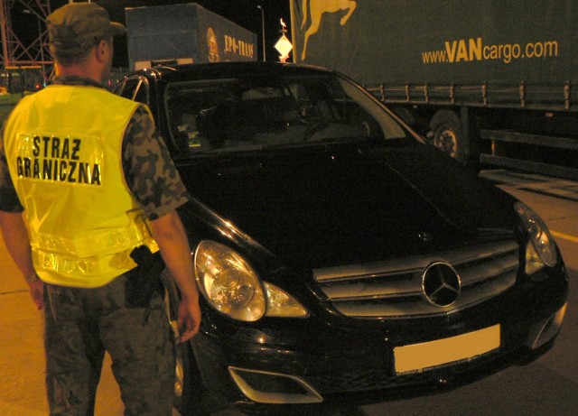 W niedzielę pogranicznicy zatrzymali mercedesa o wartości 60 tys. złotych. Auto było najprawdopodobniej kradzione.