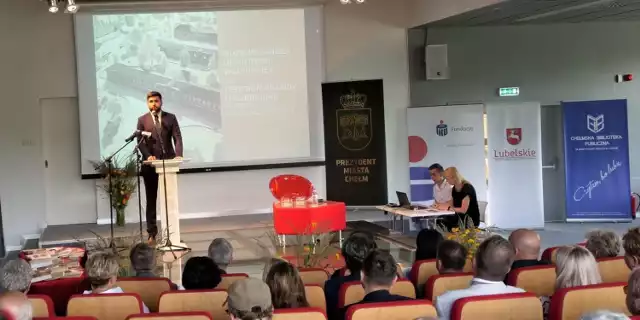 Prezydent Chełma Jakub Banaszek w sobotę zaprezentował koncepcję oraz wizualizację Centrum Prawdy i Pojednania - Muzeum Ofiar Rzezi Wołyńskiej przy ul. Hrubieszowskiej 102.