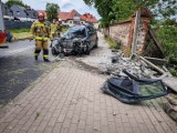 Wypadek w Kłodzie. Pijany kierowca wjechał w betonowy w mur. Miał 2.5 promila w organiźmie. On i pasażer ciężko ranni [ZDJĘCIA i FILMY]