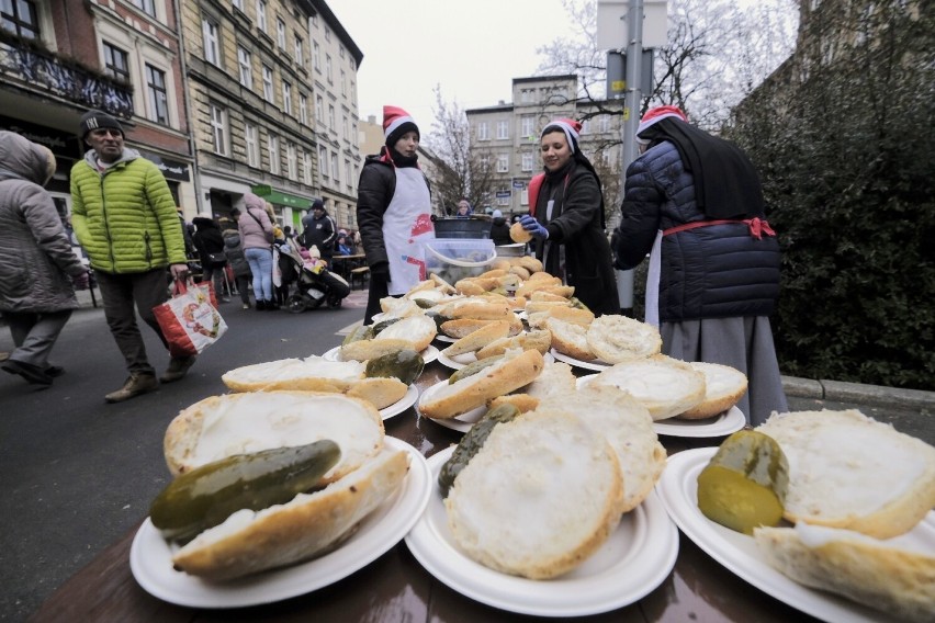 Na odwiedzających czekały m.in. ciepłe posiłki....