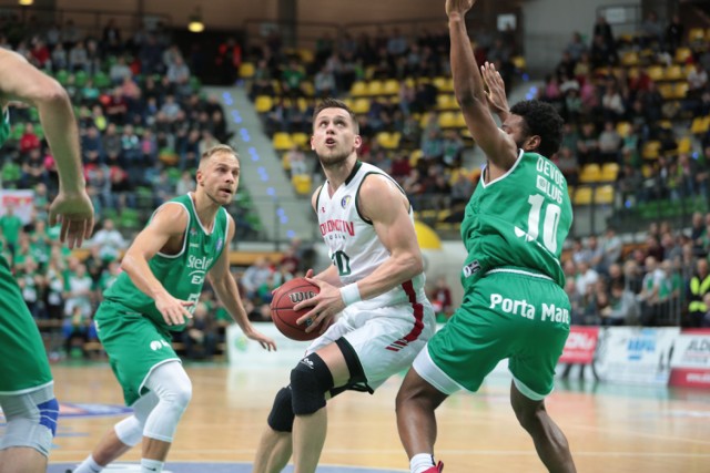 Stelmet Enea BC: Sakić 16 (2), Planinić 12, Koszarek 12 (3), Sokołowski 11 (1), DeVoe 9 (1) oraz: Mokros 5 (1), Zamojski 2, Hrycaniuk 0.
Lokomotiv: Johnson 15 (1), Findzon 10 (2), Khwostow 9 (1), Ponitka i Ivlev po 4 oraz: Mclean 12, Kułagin 9 (1), Wright 7, Lacey 2, Ilnitsky 0.

To było bardzo żywiołowe i ciekawe spotkanie. Dopóki mogliśmy dotrzymywaliśmy kroku rywalom, walczyliśmy ,,kosz za kosz”. Nikt nie potrafił odskoczyć na więcej niż kilka punktów. Jednak Rosjanie mieli mocniejszą ławkę rezerwowych, a zielonogórzanom w końcówce zabrakło sił. Jeszcze na minutę i cztery sekundę przed końcem Lokomotiv wygrywał zaledwie 68:65. Niestety nie daliśmy rady. Szkoda... 

WIDEO: Listopadowa prezentacja Stelmetu
