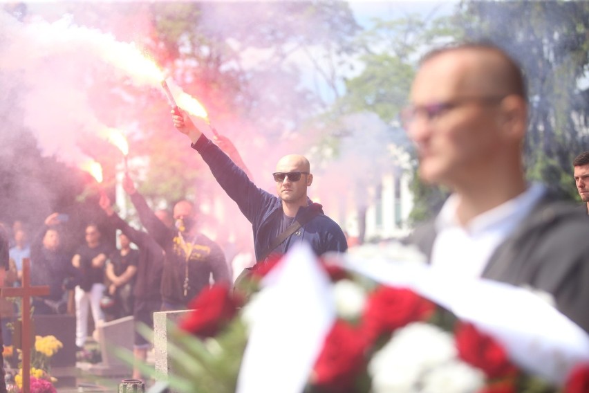 Zabrze: Pogrzeb Piotra Rockiego. Tłumy kibiców pożegnały piłkarską legendę