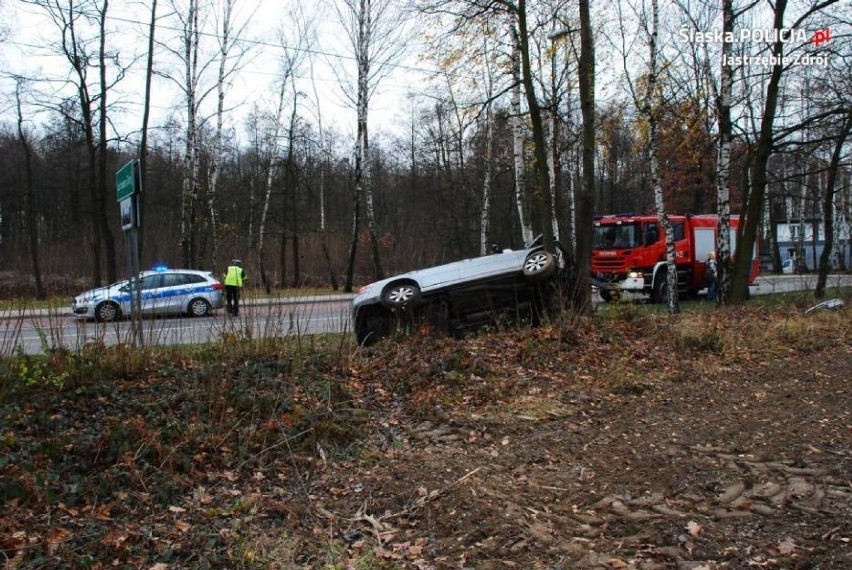 Auto roztrzaskało się na drzewie na granicy Jastrzębia i Żor