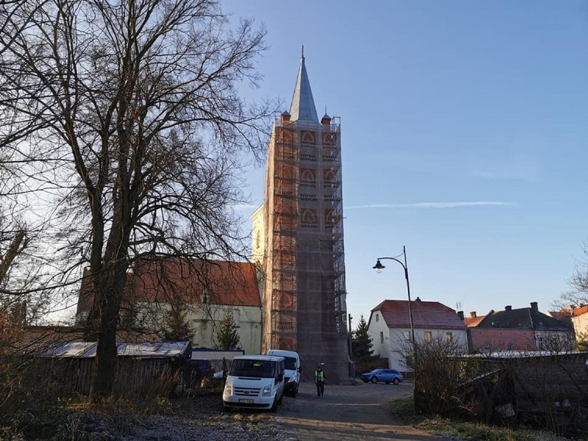 Remont wieży w Czerninie