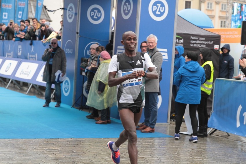 Cracovia Maraton 2017. Kenijczyk Cosmas Mutuku Kyeva wygrał w maratonie krakowskim [ZDJĘCIA Z METY]