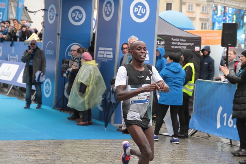 Cracovia Maraton 2017. Kenijczyk Cosmas Mutuku Kyeva wygrał w maratonie krakowskim [ZDJĘCIA Z METY]
