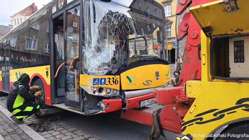 Wypadek autobusu na Starym Zdroju w Wałbrzychu