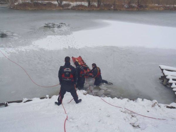 Strażacy asekurowali linami kolegów ćwiczących na lodzie
