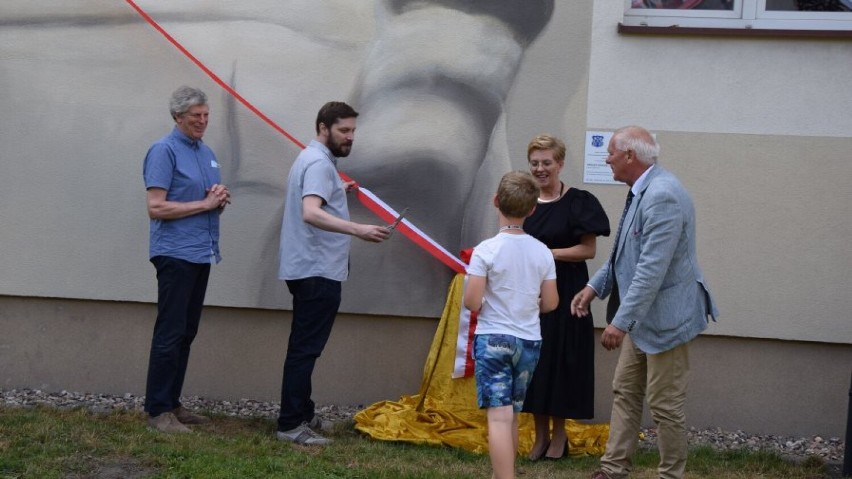 Arkady Fiedler spogląda na mieszkańców z okazałego muralu