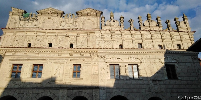 Pierzeje kazimierskiego Rynku otaczają oryginalne budynki, w...