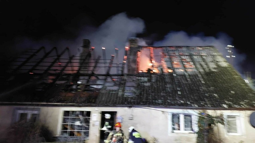 Ogień strawił górną część budynku