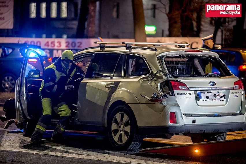 Wałbrzych: Zderzenie Subaru z TIR-em na ulicy Kolejowej [ZDJĘCIA]