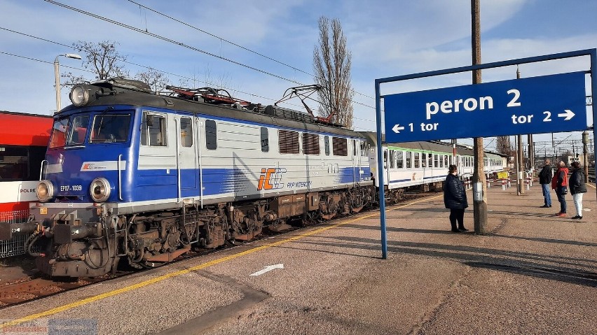 Z Włocławka do Wrocławia nie kursują bezpośrednie pociągi....