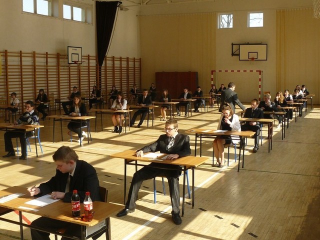 35 uczniów klas III z Gimnazjum w Kluczkowicach przystąpiło we wtorek do egzaminów gimnazjalnych.