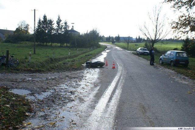 Dyżurny Komendy Miejskiej Policji w Suwałkach został powiadomiony o zderzeniu motoroweru z samochodem osobowym w miejscowości Okliny. Policjanci natychmiast pojechali na miejsce.