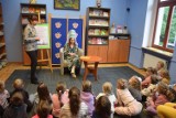 Cała Polska czyta dzieciom. W Miejskiej Bibliotece Publicznej w Żarach dorośli czytają przedszkolakom przez cały tydzień