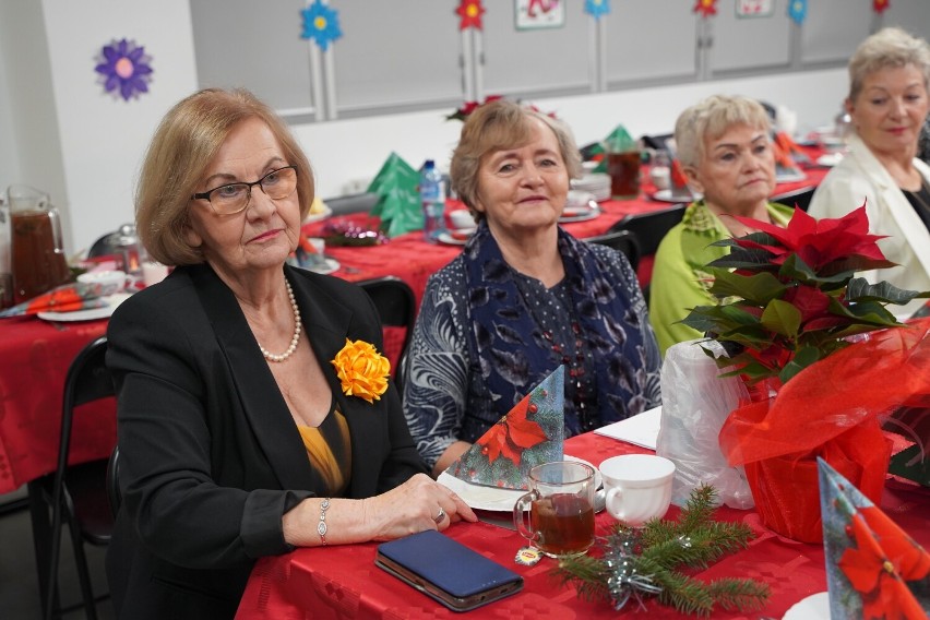 Kolorowo, świątecznie i kolędowo  - takie było spotkanie wigilijne w Klubie Seniora "Ustronie"