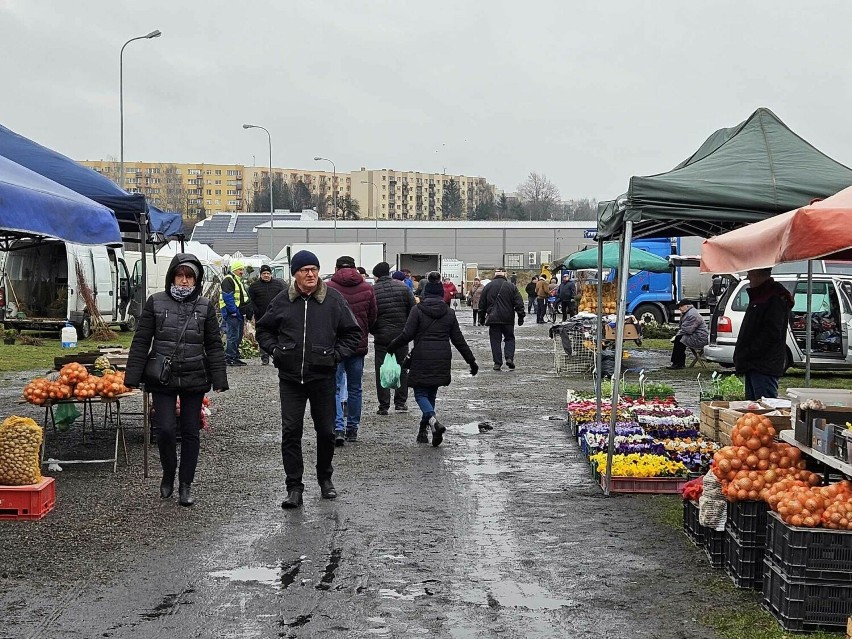 Duży ruch na targowisku w Staszowie w poniedziałek 11 marca. Co kupowano?