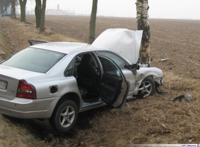 50-letni mężczyzna jadąc volvo  najprawdopodobniej nie dostosował prędkości do panujących warunków drogowych i wpadł w poślizg. Przejechał rów i uderzył w drzewo. Szczęśliwie nic mu się nie stało. 

Wypadek na trasie Kolno - Grabowo. 29-latka dachowała w rowie [zdjęcia]