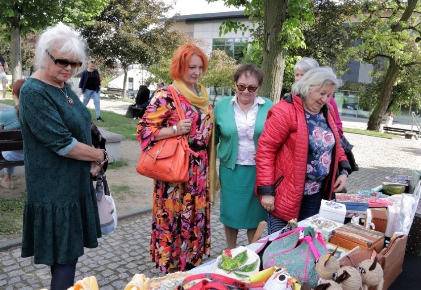 Happening artystyczny OEA MOK w parku Jana Pawła II w Piotrkowie ZDJĘCIA