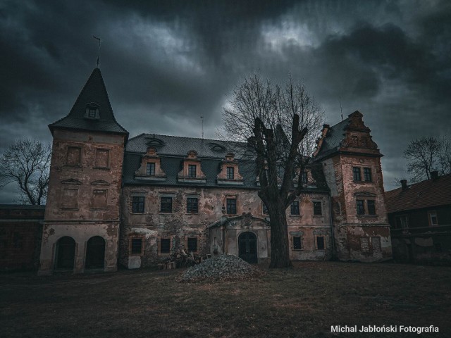 Pałac w Nowiźnie w gminie Dzierżoniów jest remontowany od 14 lat. Ma tu powstać hotel z duszą