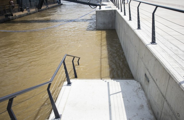 Wisła, Warszawa, 28 maja 2019: Bulwary wiślane zamknięte, plaża pod wodą. Jest ostrzeżenie miasta